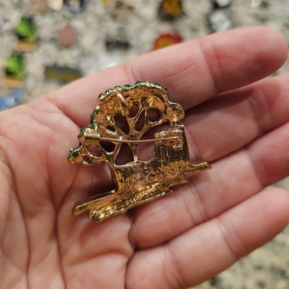 Lot of 47 pins and rubber backings. Assorted styles. - Picture 9 of 16